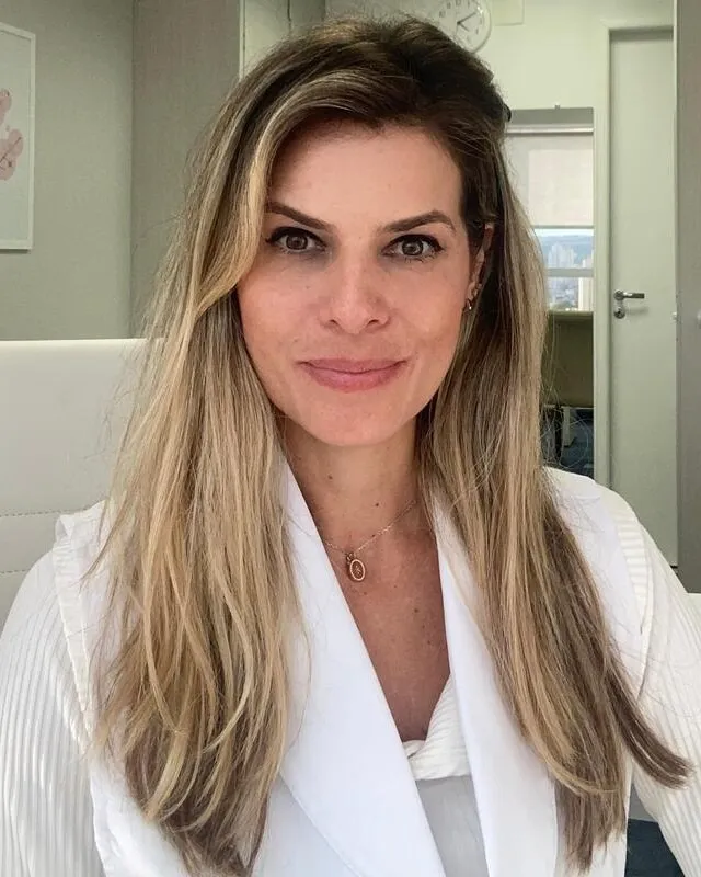 Simone Tavolaro Luisada, fonoaudióloga, em seu consultório